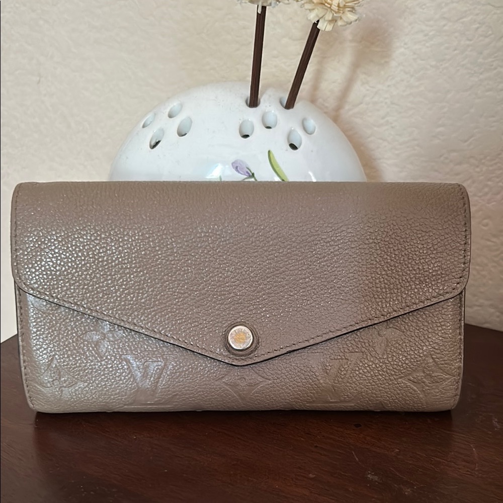 ❤️❤️SOLD❤️❤️Authentic LV Sarah empriente long wallet